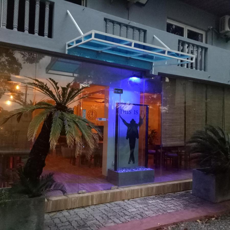 This Is It Airport Hotel And Restaurant نيجومبو المظهر الخارجي الصورة