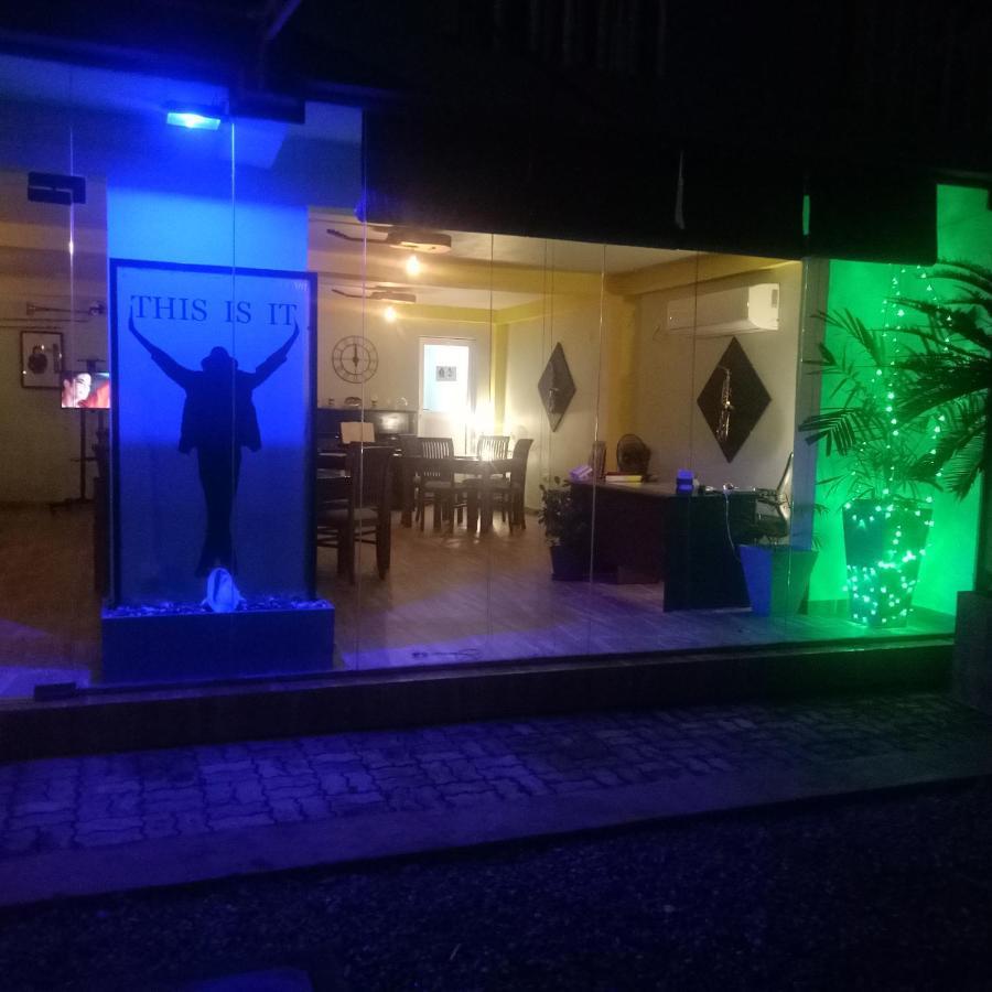 This Is It Airport Hotel And Restaurant نيجومبو المظهر الخارجي الصورة