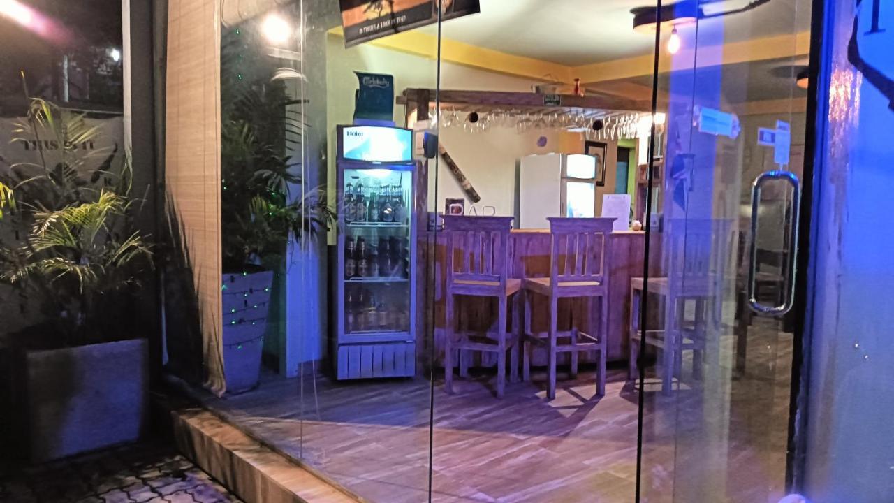 This Is It Airport Hotel And Restaurant نيجومبو المظهر الخارجي الصورة