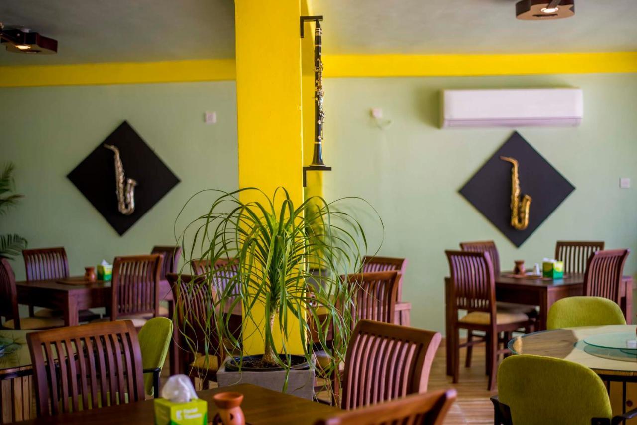 This Is It Airport Hotel And Restaurant نيجومبو المظهر الخارجي الصورة