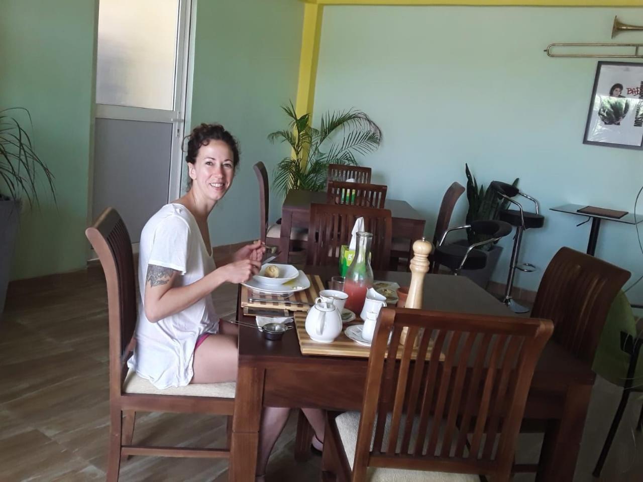 This Is It Airport Hotel And Restaurant نيجومبو المظهر الخارجي الصورة